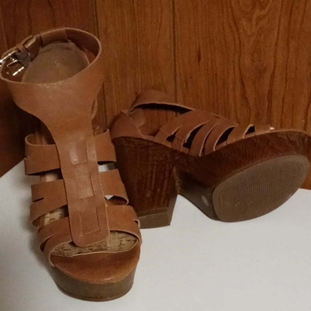 Guess platform sandal tan 8 with a 5